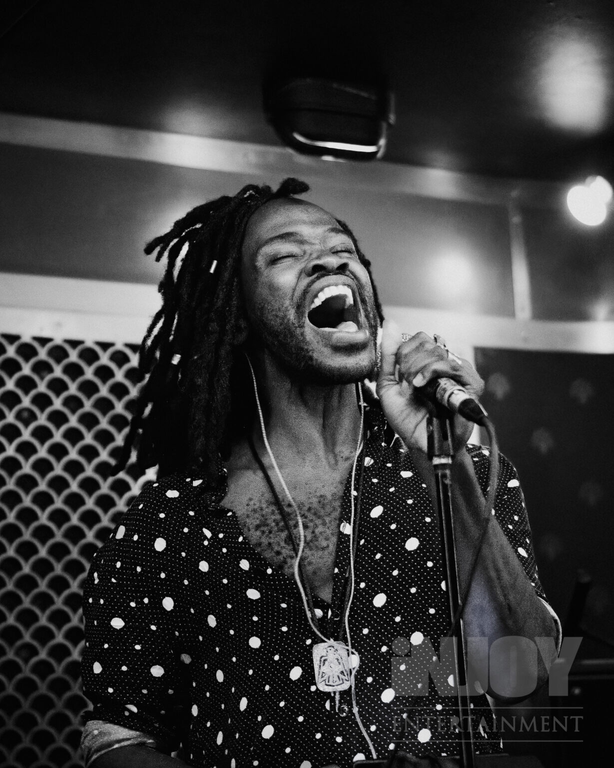 Seanloui performing on stage